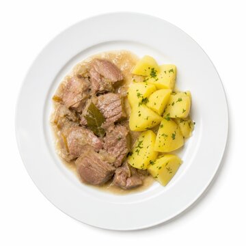 Schweizer S&auml;uerli mit zart geschmortem Fleisch und Petersilienkartoffeln auf wei&szlig;em Teller. Traditionelle Regionalk&uuml;che in hochwertiger Studioaufnahme f&uuml;r Food-, Rezept- und Gastronomiemotive.