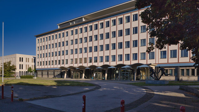 Moderne Architektur der HHL Leipzig Graduate School of Management am Campus im Sommer, Leipzig, Sachsen, Deutschland