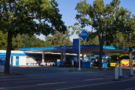 Aral Tankstelle an der Marschnerstra&szlig;e umgeben von gr&uuml;nem Baumbestand am 2. August 2026,  Tag in Leipzig, Sachsen, Deutschland