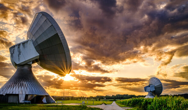 Radio telescope of a satellite earth station