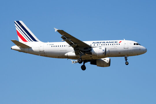 Air  France Airbus A319 (F-GRHM) on landing approach at Liszt Ferenc Airport on July 21, 2016 in Budapest, Hungary