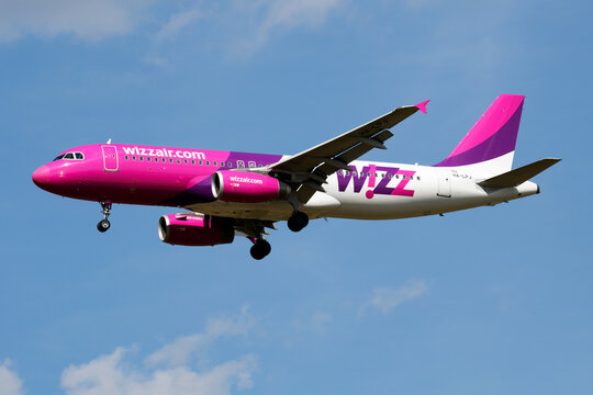 Wizz Air Airbus A320 (HA-LPJ) on landing approach at Liszt Ferenc Airport on July 21, 2016 in Budapest, Hungary