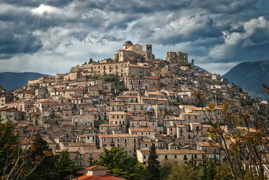 Veduta panoramica del borgo antico di Morano Calabro sotto un cielo nuvoloso