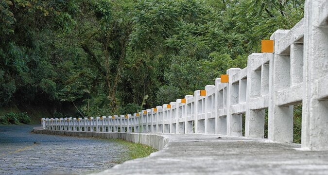 Imagem de ponte na estrada