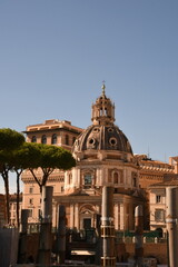 Fototapeta premium Kirche Santa Maria di Loreto und antike Säulen des Trajansforums in Rom, Italien