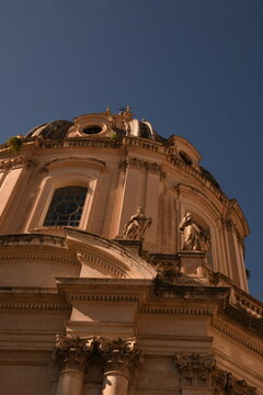 Barocke Kirchenkuppel mit Statuen und korinthischen S&auml;ulen in Rom, Italien