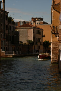 Malerischer Kanal mit Boot und historischen H&auml;userfassaden in Venedig, Italien
