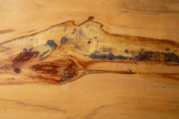 Textura de madera natural con nudo, vetas oscuras y detalles orgánicos, fondo rústico de tablón © Manuela