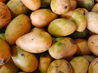 Fresh mangoes piled closely together © Bruri