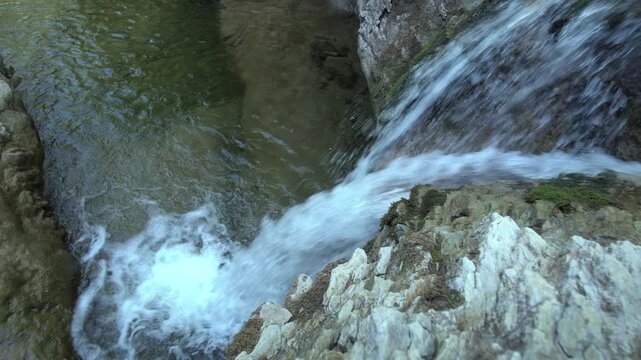 Miniaturwasserfall im Bergwald &ndash; Entspannung und Nachhaltigkeit