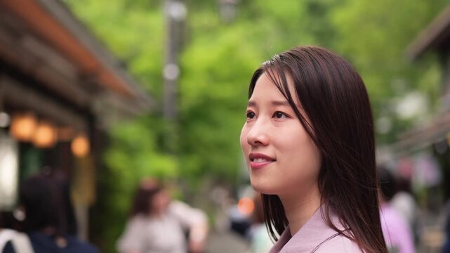 東京のレトロな観光地（深大寺近くの公道）を散策する女性の笑顔のクローズアップ