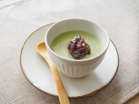 餡子を添えた抹茶プリン