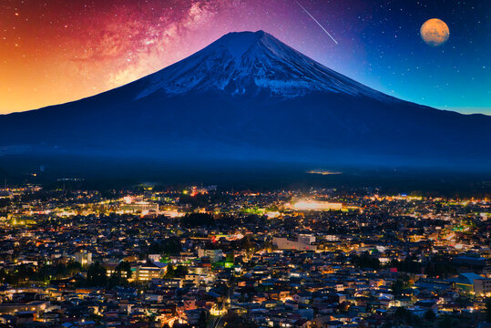 富士吉田市と富士山の美しい夜景