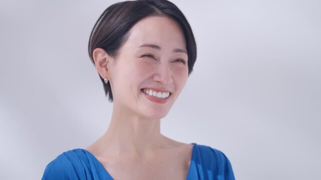 夏服の笑顔の女性