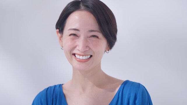 夏服の笑顔の女性