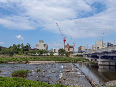 鴨川の横に建つクレーン