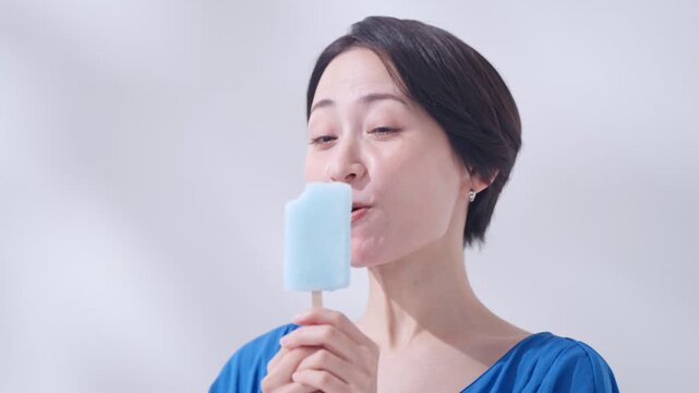 アイスを食べる女性