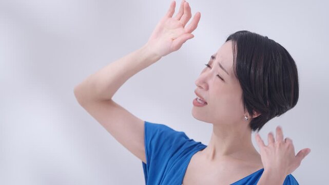 陽射しが眩しい女性
