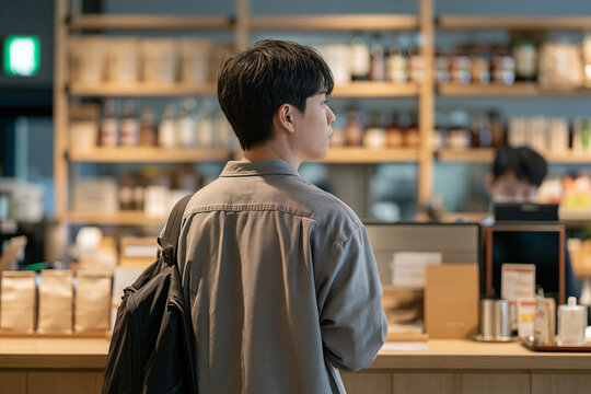 カフェで注文を待つ日本人男性