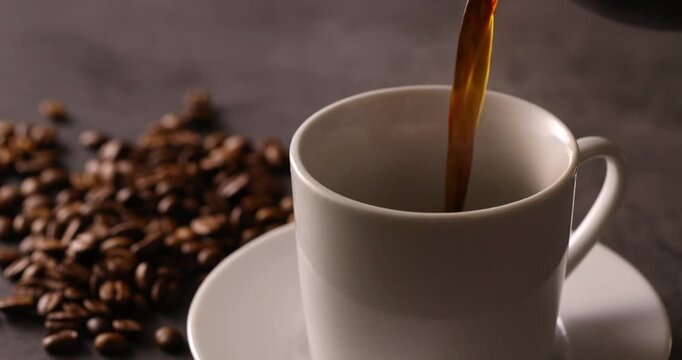 ホットコーヒーを注ぐ