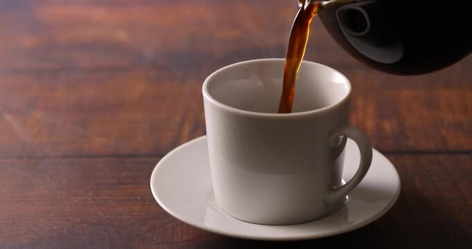 ホットコーヒーを注ぐ