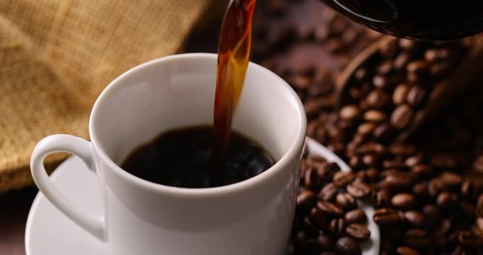 ホットコーヒーを注ぐ