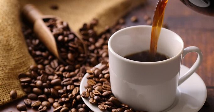 ホットコーヒーを注ぐ