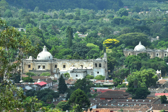 Vista de la Iglesia del Hermano Pedro construida alrededor de los a&ntilde;os 1,700 en Antigua Guatemala.