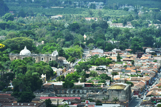 Vista de la Iglesia Escuela de Cristo desde el mirador Cerro de la Cruz, construida alrededor de los a&ntilde;os 1,600 en Antigua Guatemala.