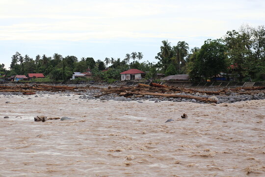 Severe damage caused by flash floods in Padang City, which swept down large logs from the hills and destroyed everything in their path.


