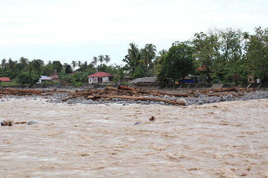 Severe damage caused by flash floods in Padang City, which swept down large logs from the hills and destroyed everything in their path.

