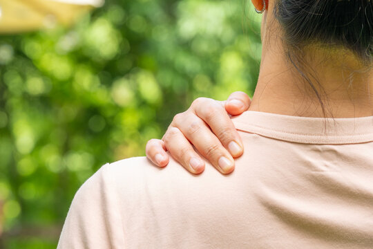 The woman had neck pain, shoulder pain, and Cervical Spondylosis sHe used her hands to massage the pain points of the muscles in her shoulders and neck. Medical concepts and treatments