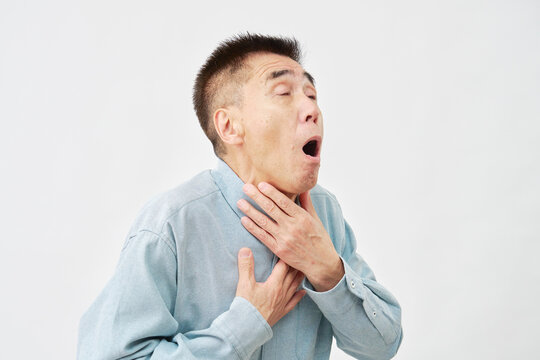 白背景で喉が詰まる男性