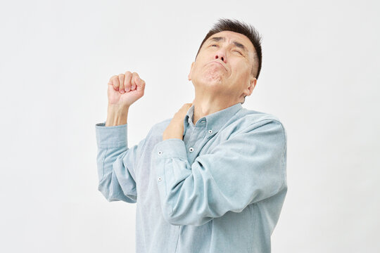 白背景で肩こりの男性