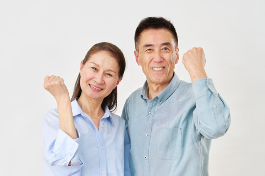 笑顔でガッツポーズの夫婦