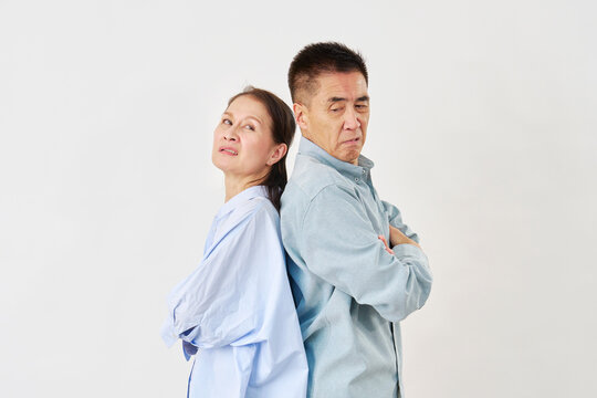 白背景で喧嘩するシニア夫婦