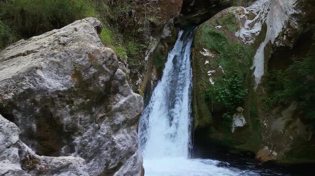 riprese aerea con drone di una cascata immersa nella natura selvaggia