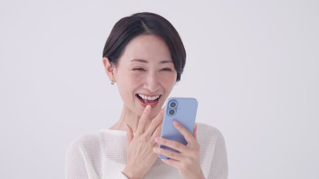 スマホを使う女性