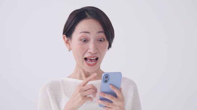 スマホを使う女性