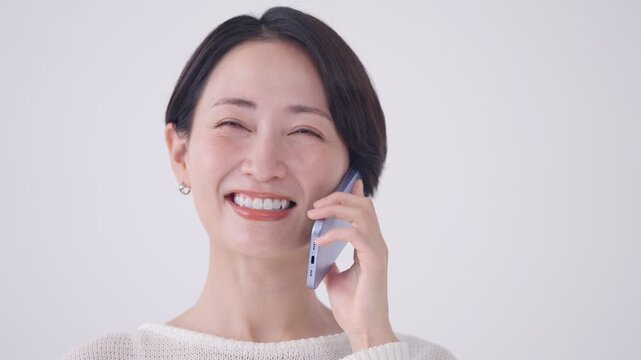 スマホで話す女性