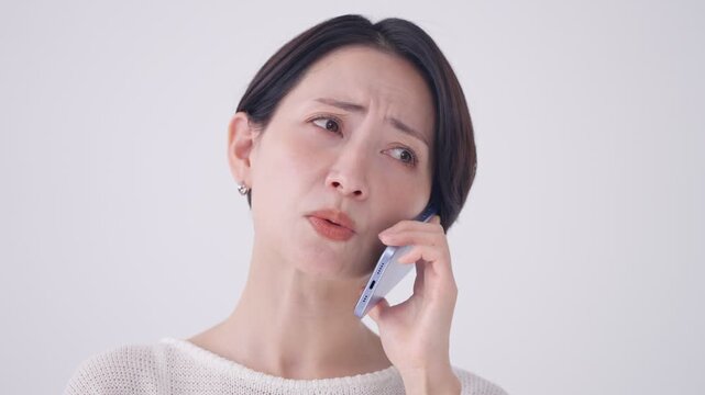 スマホで話す女性