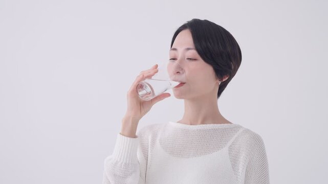 水を飲む女性