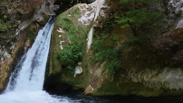 ripresa aerea con drone di una cascata immersa nella natura selvaggia