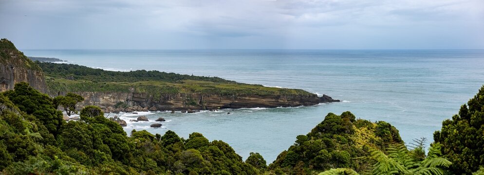 Panoramablick auf die Kalksteinklippen von Perpendicular Point im Paparoa Nationalpark Neuseeland