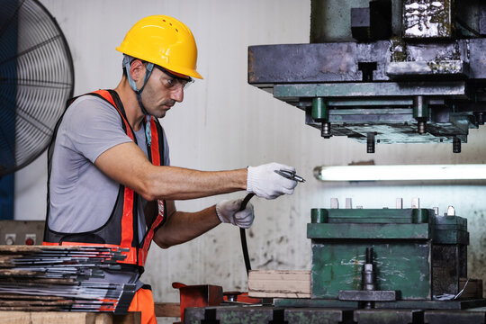 Industrial Worker Cleaning Press Machine with Compressed Air for Preventive Maintenance