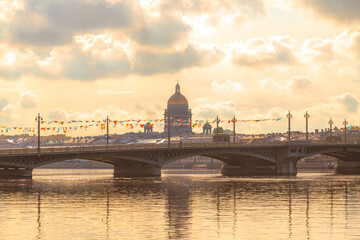 Obraz premium St Isaac's Cathedral, the Neva River and the Annunciation Bridge at dawn.