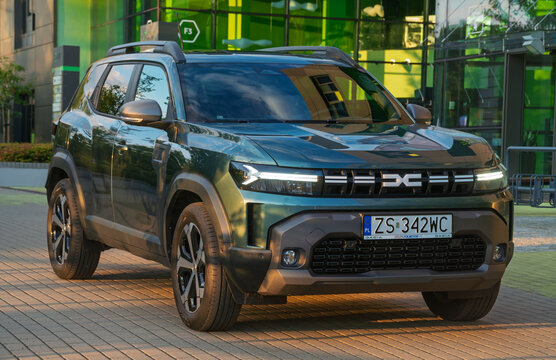The third-generation Dacia Duster against the backdrop of modern architecture