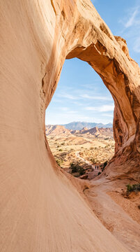 Fondo de presentaci&oacute;n editorial de alta resoluci&oacute;n, arco de arenisca org&aacute;nica tallada por el viento con luz solar del desierto