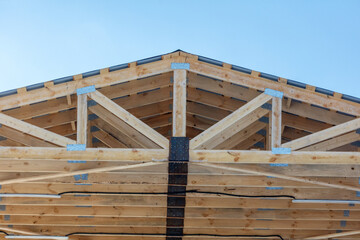 Obraz premium Under construction: A rustic wooden roof frame stands bold against a vibrant