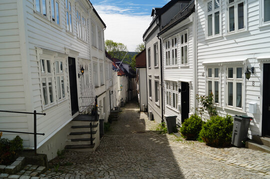 Stra&szlig;en und H&auml;user in der Altstadt von Bergen in Norwegen